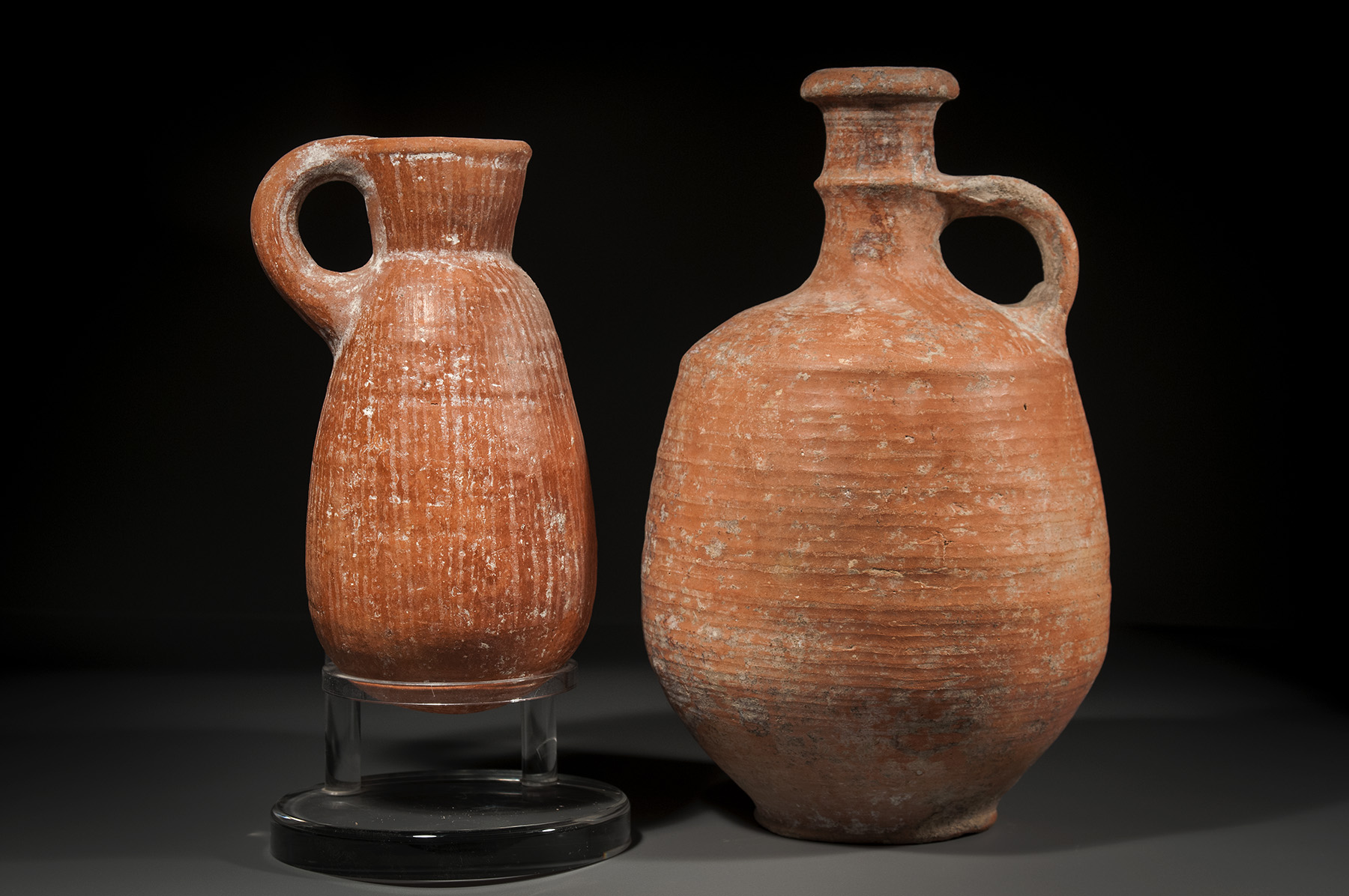 A Set of Two Israelite Red Slip Ceramic Vessels - Image 2