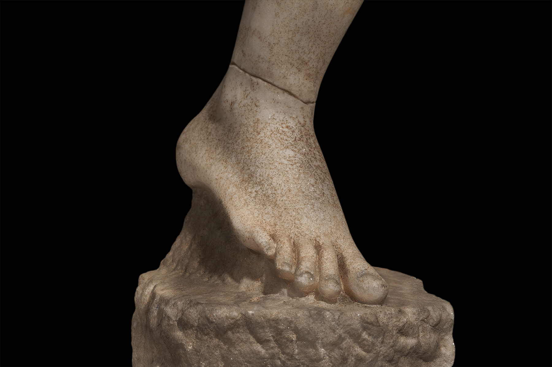 Outstanding Marble Life Size Right Leg of an Athlete - Image 3