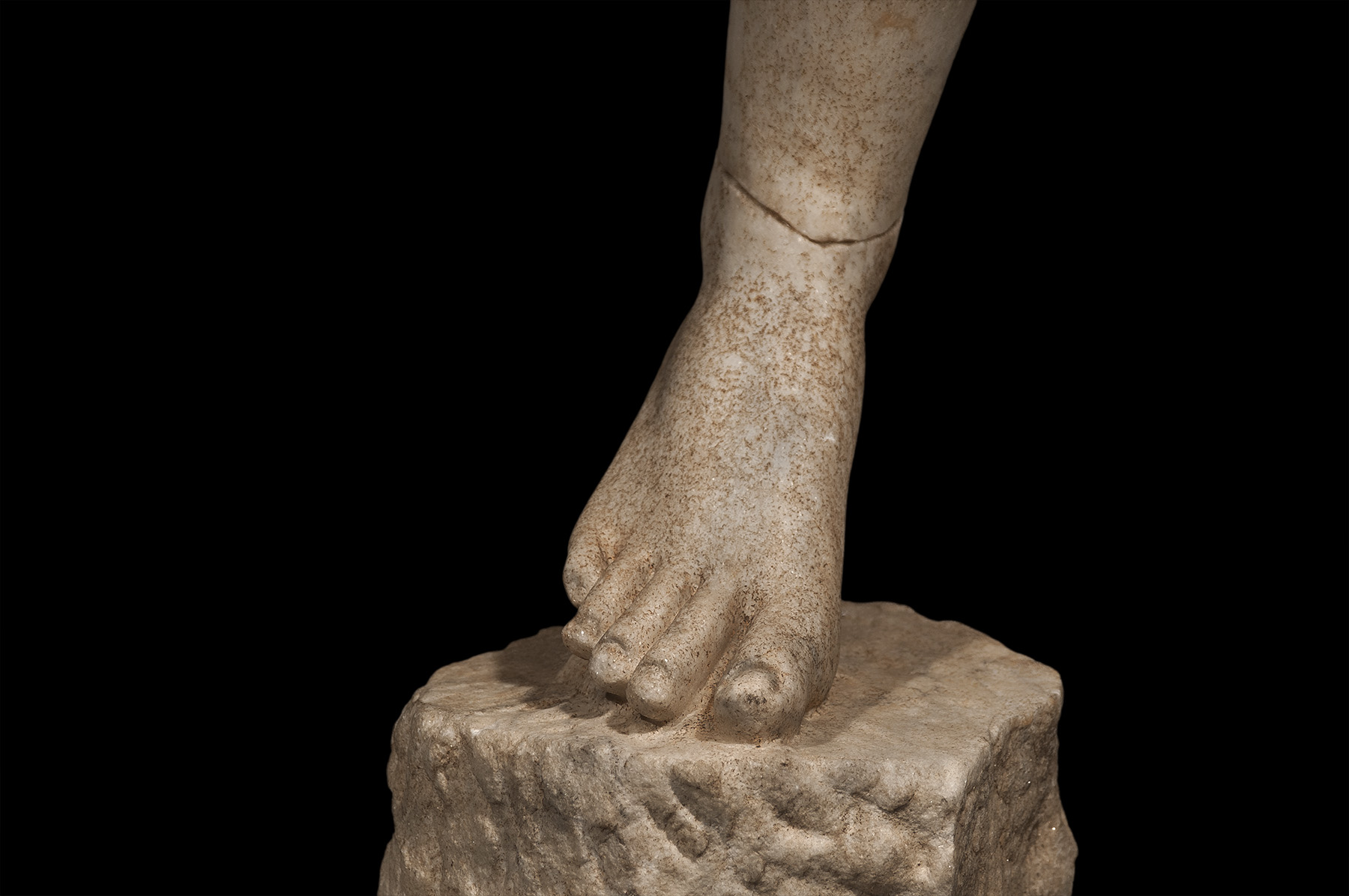 Outstanding Marble Life Size Right Leg of an Athlete - Image 2